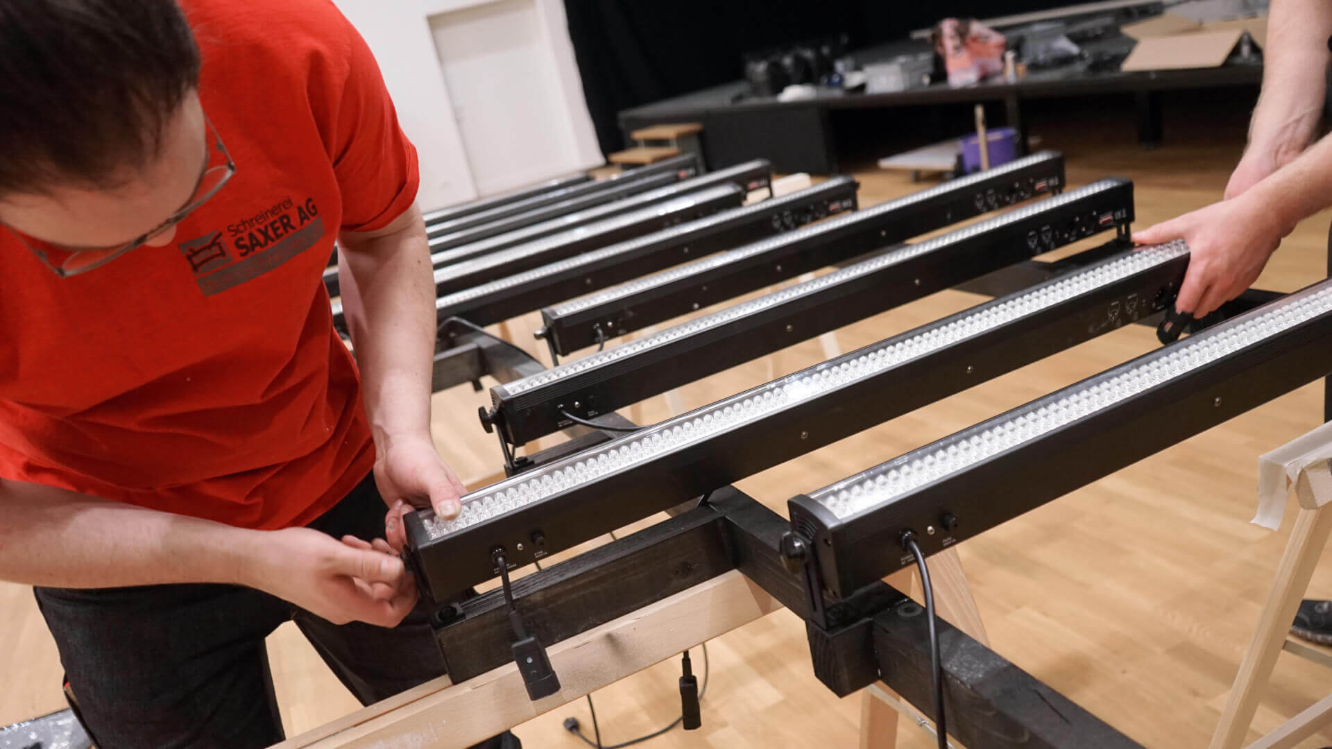 Bühnenumbau: Montage LED Bars Bühnenumbau: Montage LED Bars